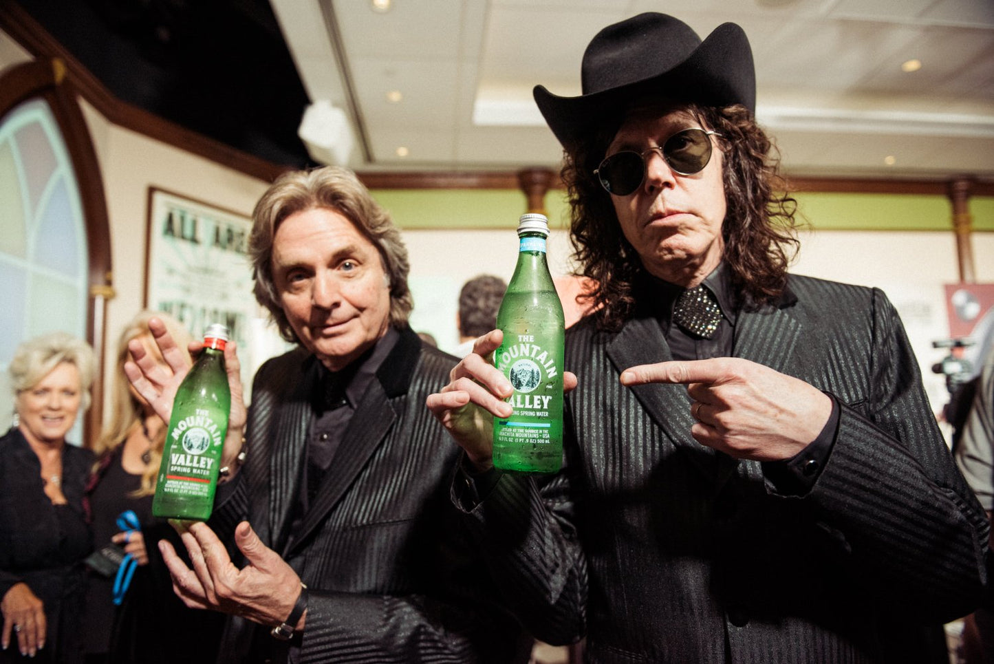 THE MOUNTAIN VALLEY NATURAL PURE FINE Sparkling Spring Water 1 L. Pack of 12